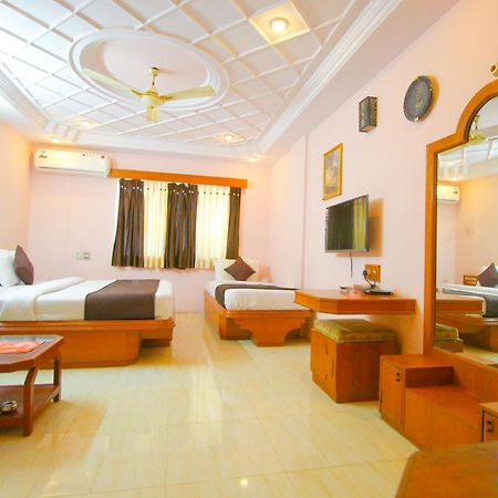 Hotel Upasana Райкот Екстериор снимка