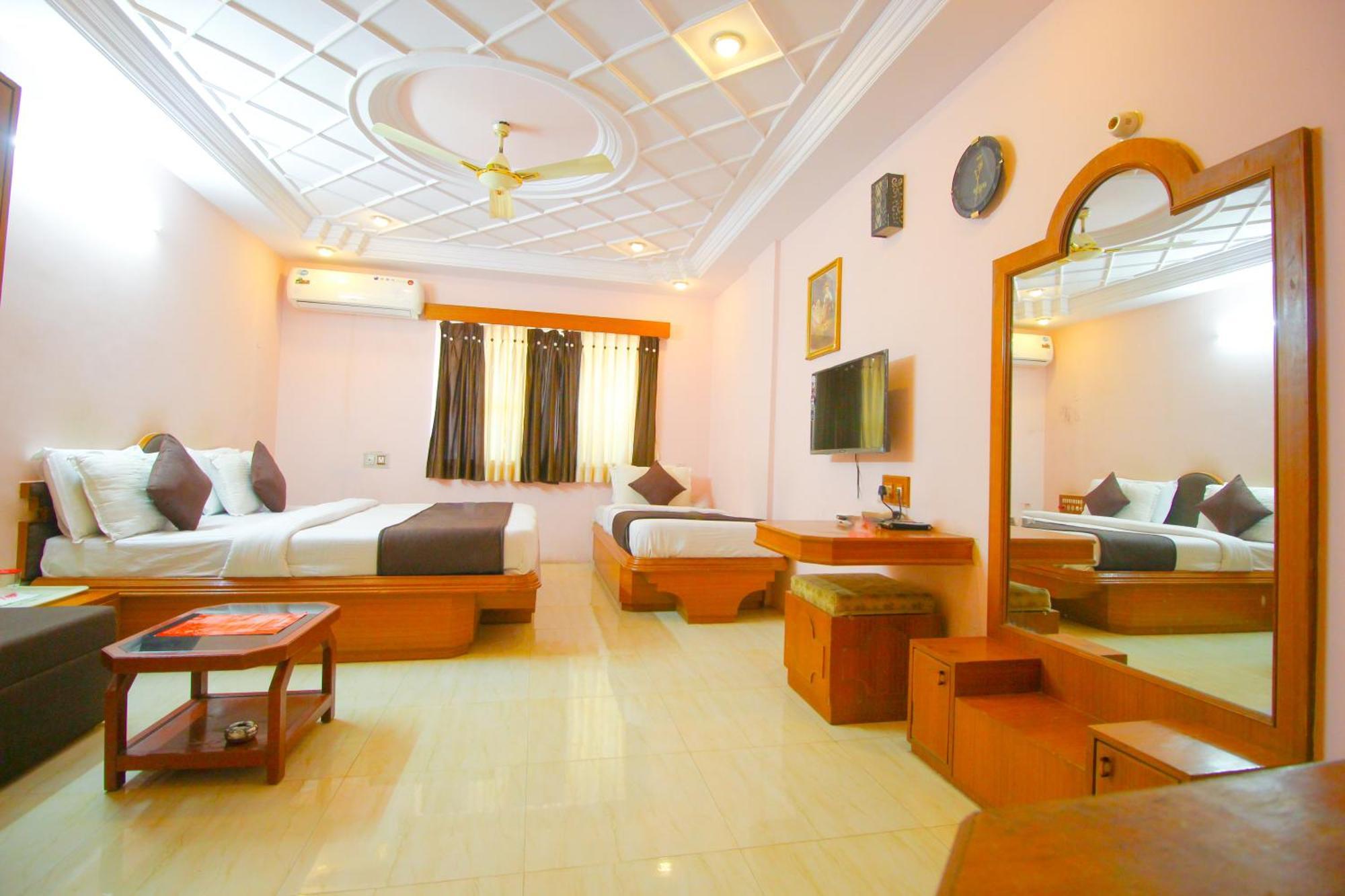 Hotel Upasana Райкот Екстериор снимка