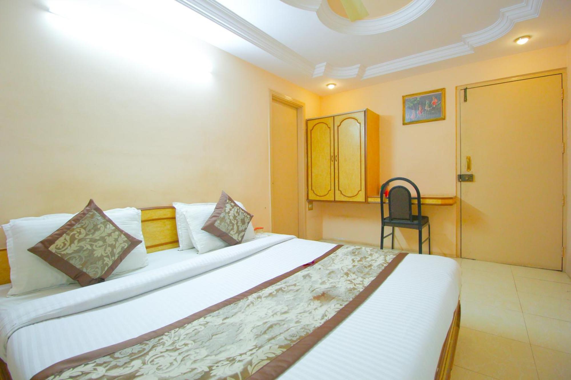 Hotel Upasana Райкот Екстериор снимка