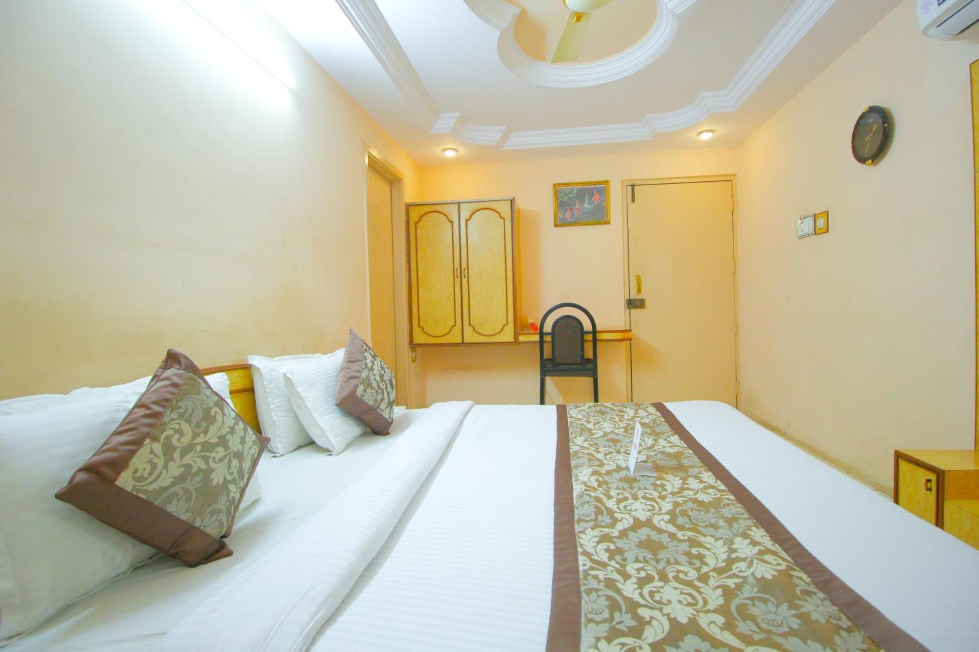 Hotel Upasana Райкот Екстериор снимка