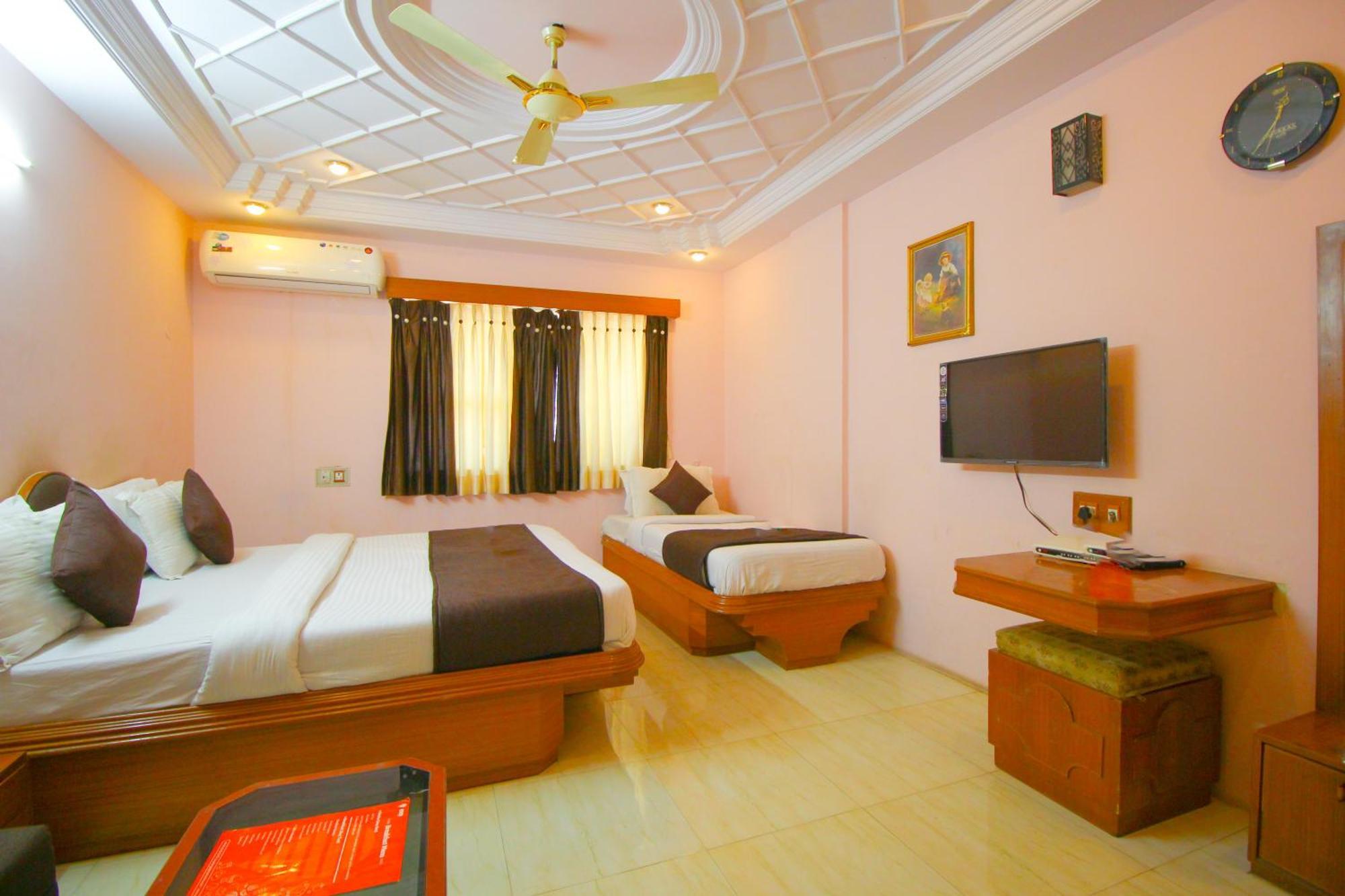 Hotel Upasana Райкот Екстериор снимка