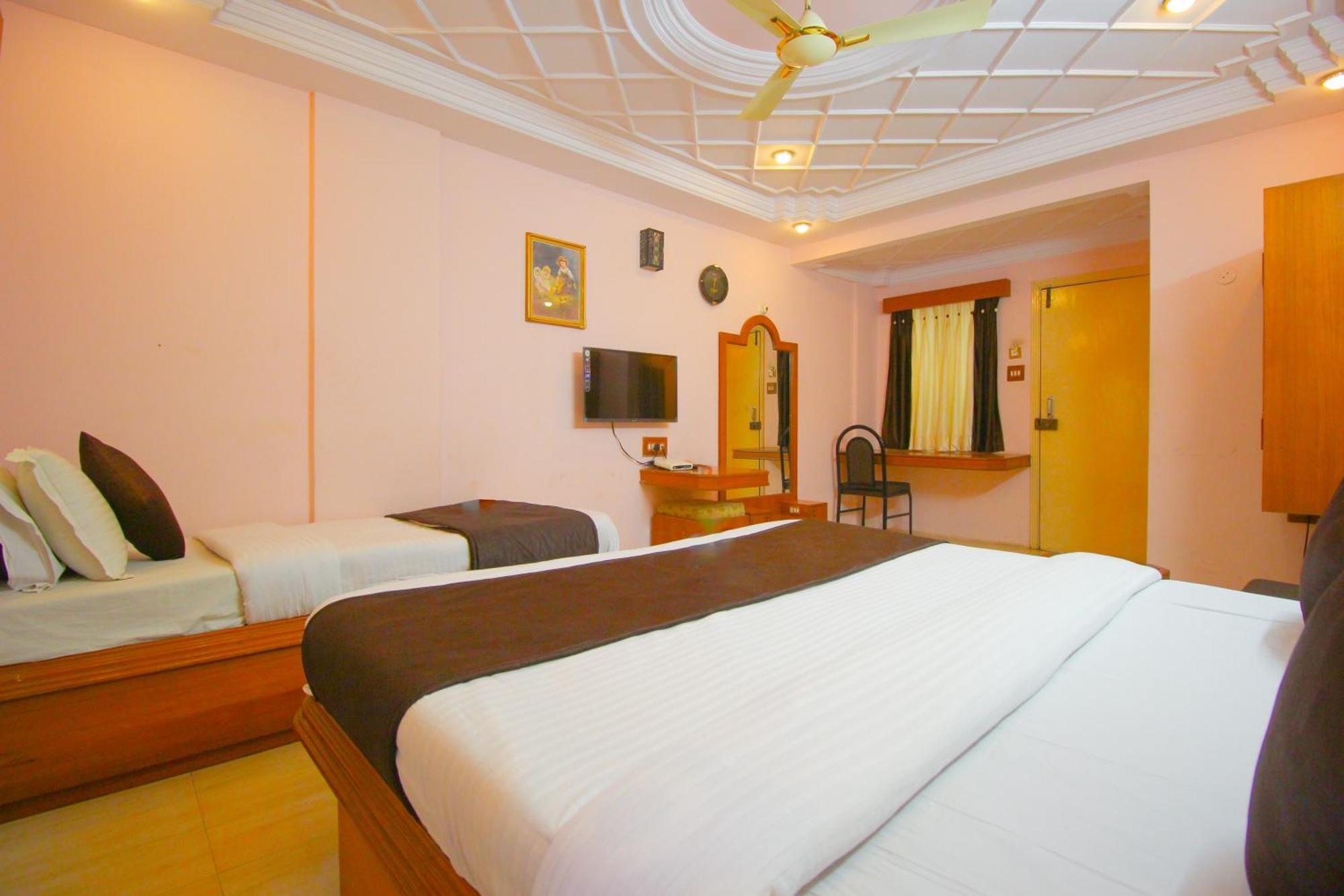 Hotel Upasana Райкот Екстериор снимка